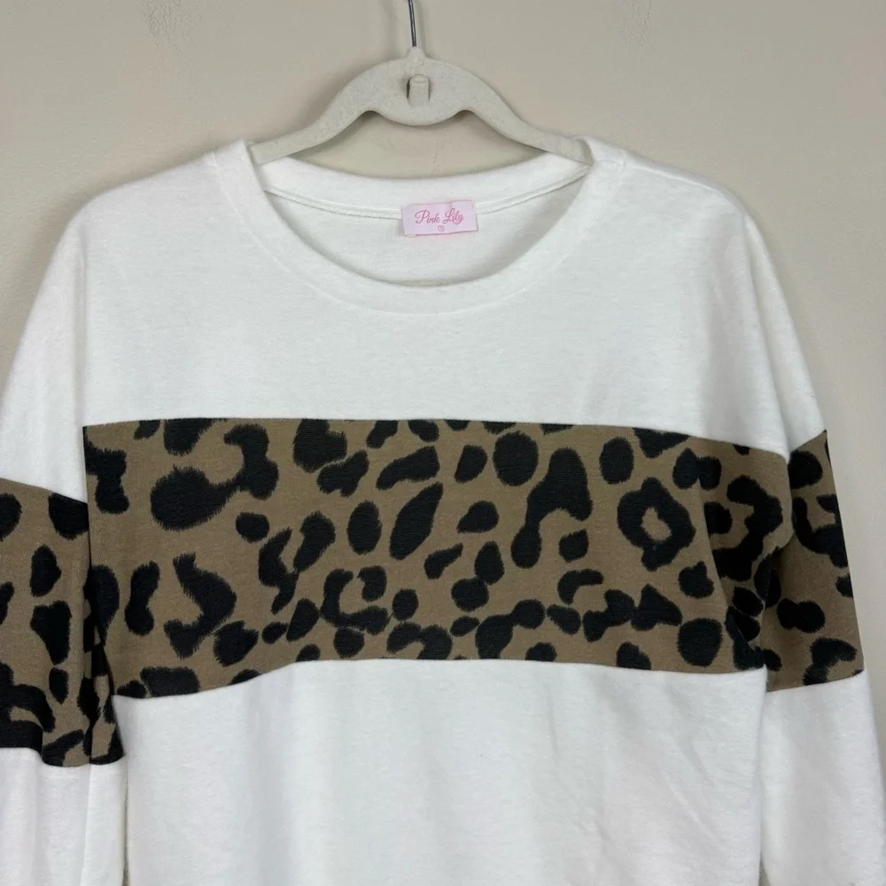 Pink Lily Sweater Womens Small Animal Print White Long Sleeve Soft Crewneck